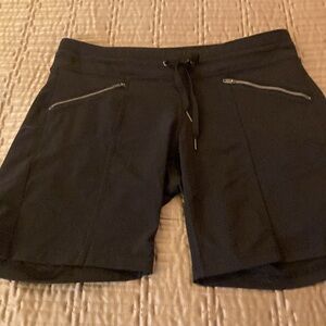 Atheleta Black Athletic Shorts with Structured Fabric and Mid-Thigh Length